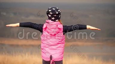 领域里的快乐孩子.. 一个漂亮的小女孩在田野里跑来跑去。